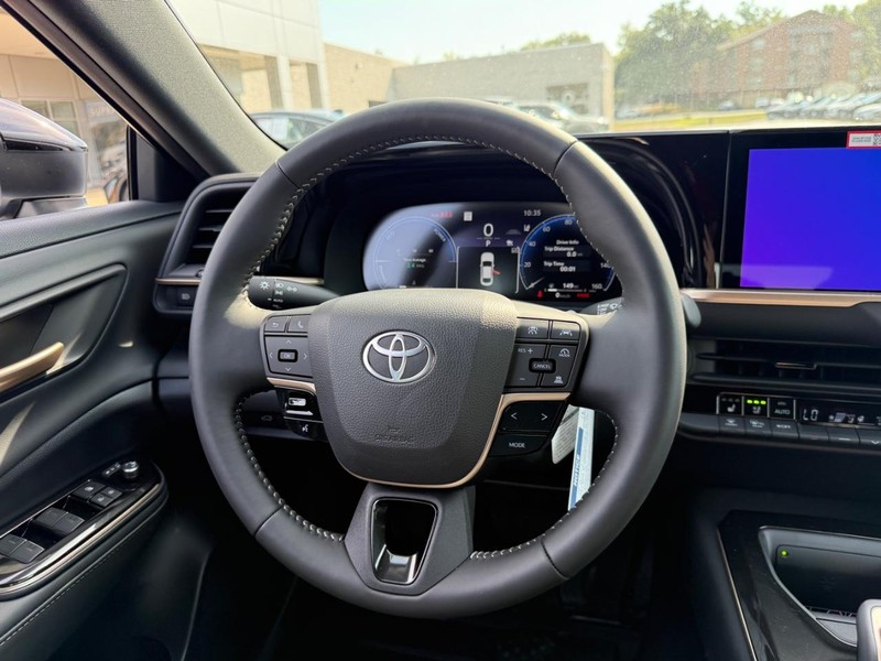 Toyota Crown Vehicle Image 7
