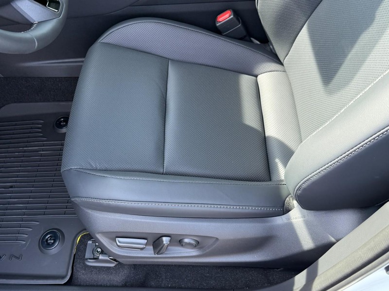 Toyota Crown Vehicle Image 10