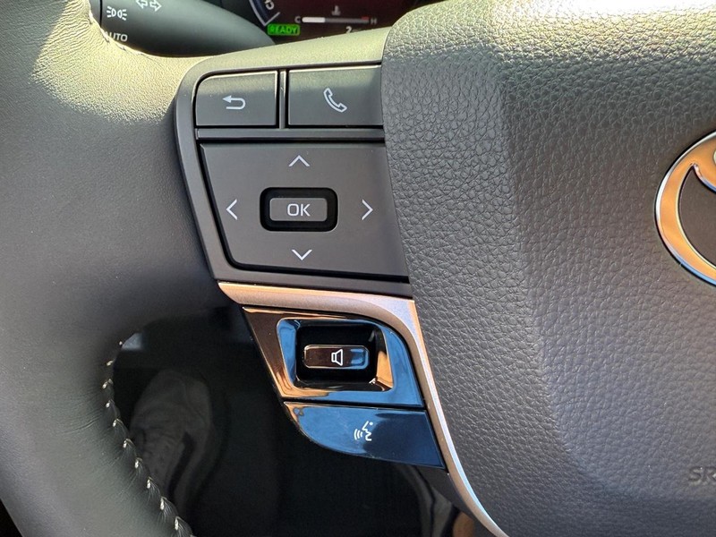 Toyota Crown Vehicle Image 11