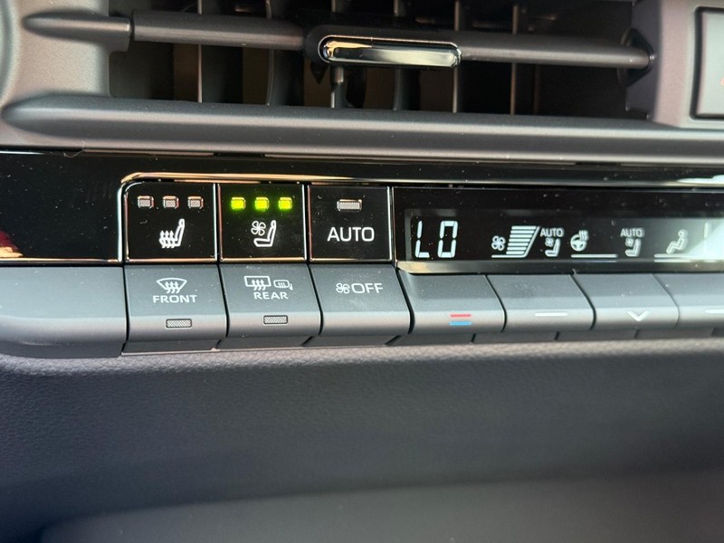 Toyota Crown Vehicle Image 15