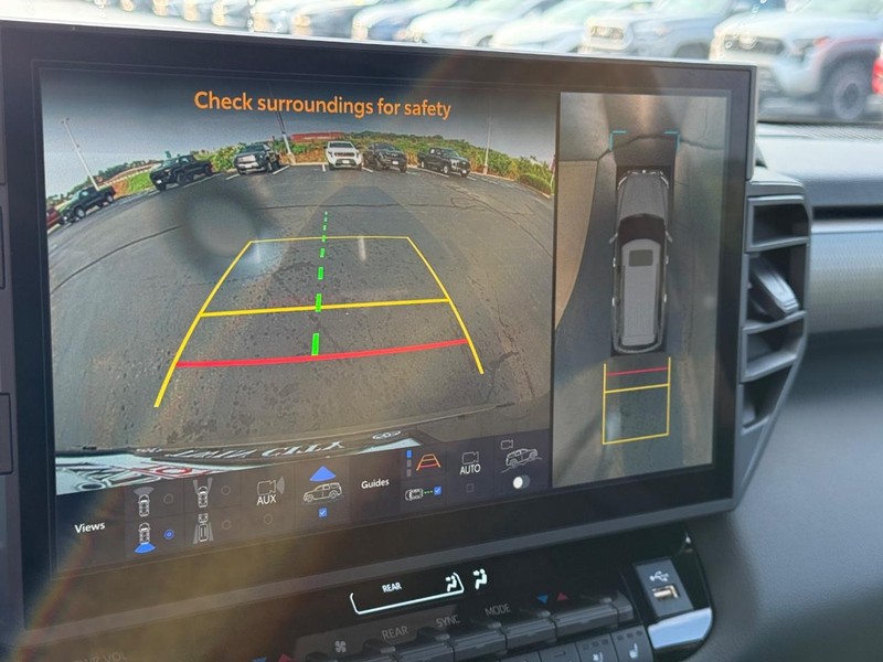 Toyota Sequoia Vehicle Image 26