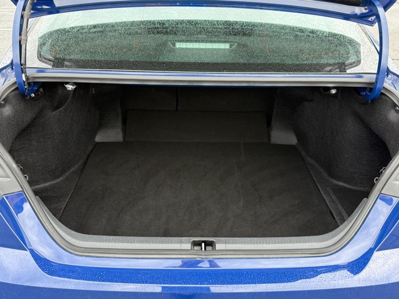 Toyota Camry Vehicle Image 4