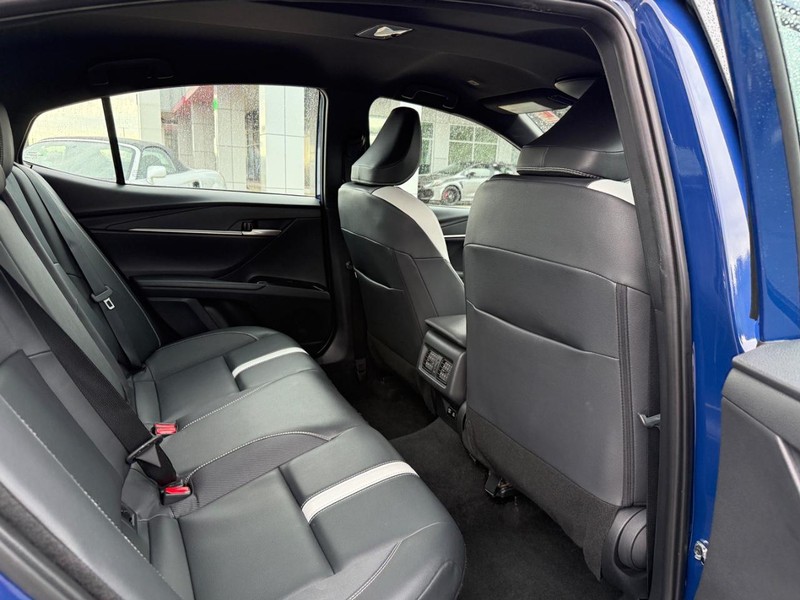 Toyota Camry Vehicle Image 11