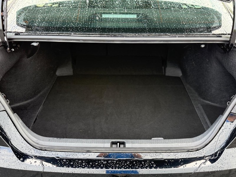 Toyota Camry Vehicle Image 4