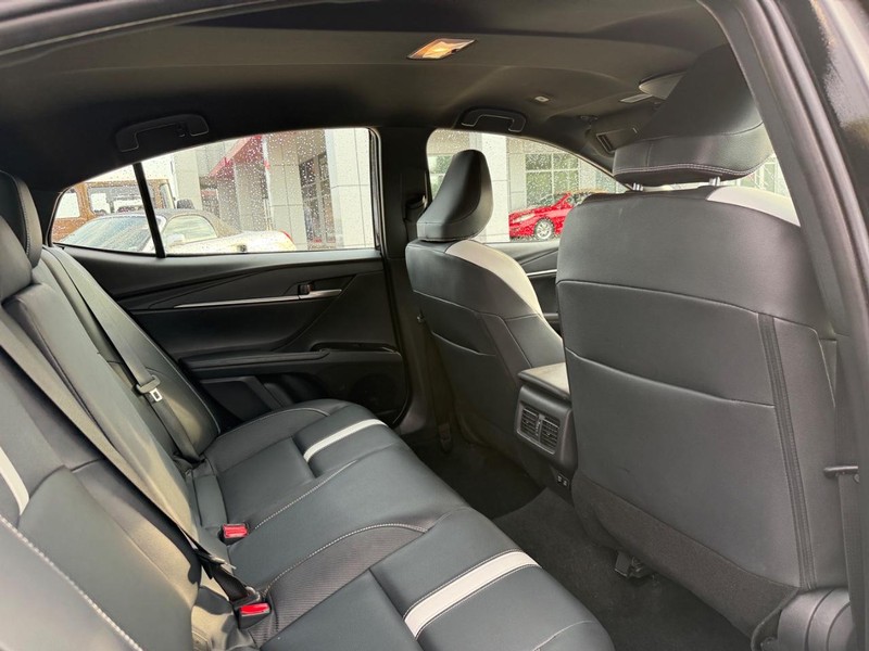 Toyota Camry Vehicle Image 11