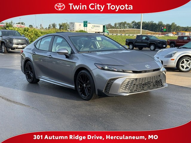 2025 Toyota Camry SE's photo