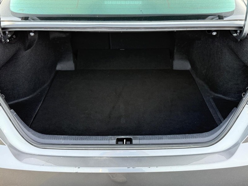 Toyota Camry Vehicle Image 4