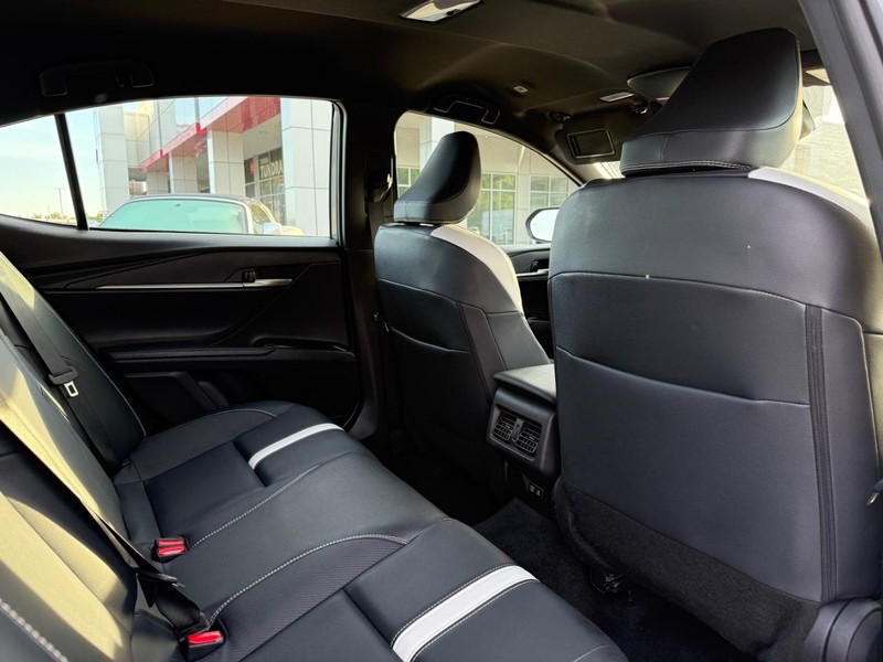 Toyota Camry Vehicle Image 11