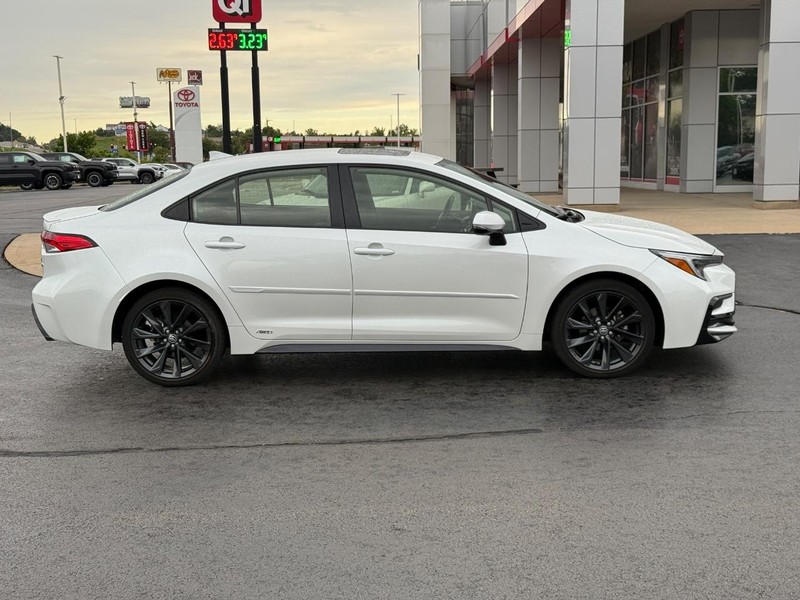 Toyota Corolla Hybrid Vehicle Image 2