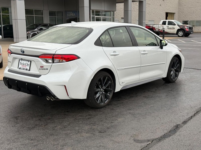 Toyota Corolla Hybrid Vehicle Image 3