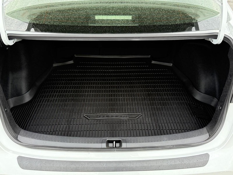 Toyota Corolla Hybrid Vehicle Image 4
