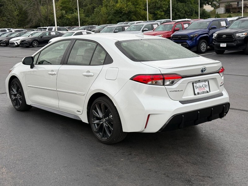 Toyota Corolla Hybrid Vehicle Image 7