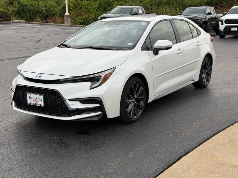 Toyota Corolla Hybrid Vehicle Image 9