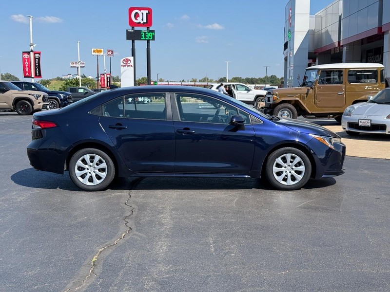 Toyota Corolla Vehicle Image 2