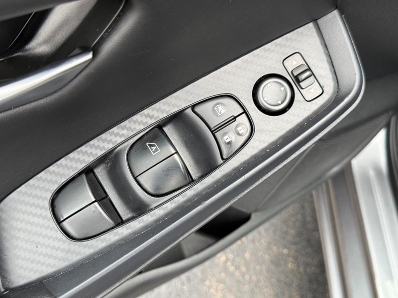 Nissan Sentra Vehicle Image 15