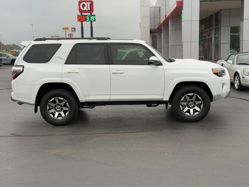 Toyota 4Runner Vehicle Image 2