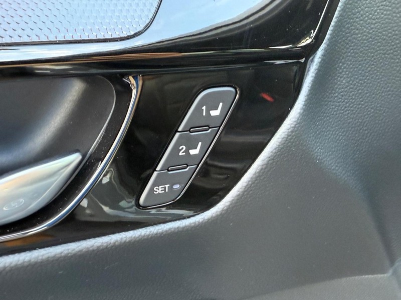 Honda CR-V Hybrid Vehicle Image 16