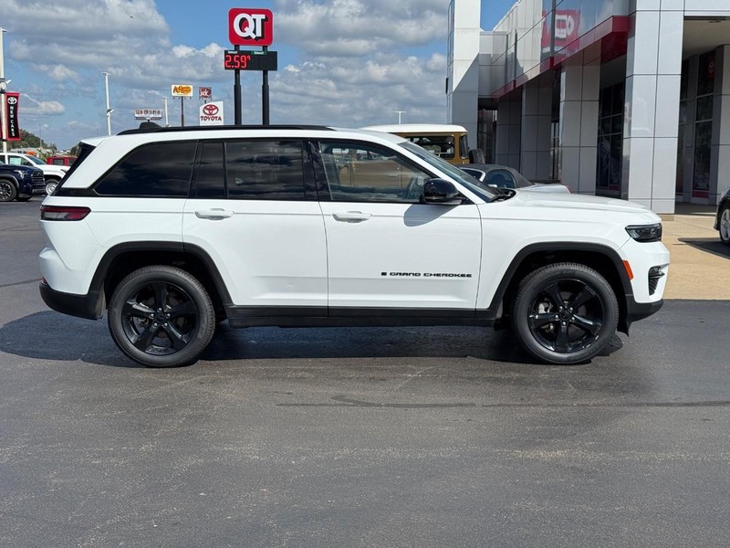 Jeep Grand Cherokee Vehicle Image 2