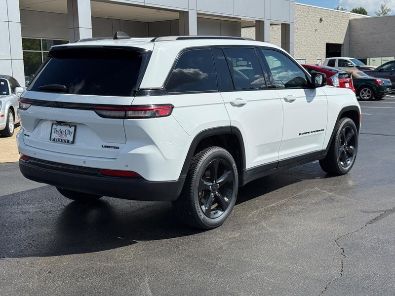 Jeep Grand Cherokee Vehicle Image 3