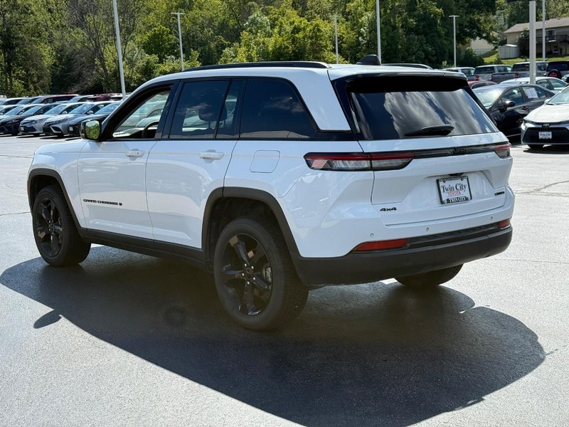 Jeep Grand Cherokee Vehicle Image 7