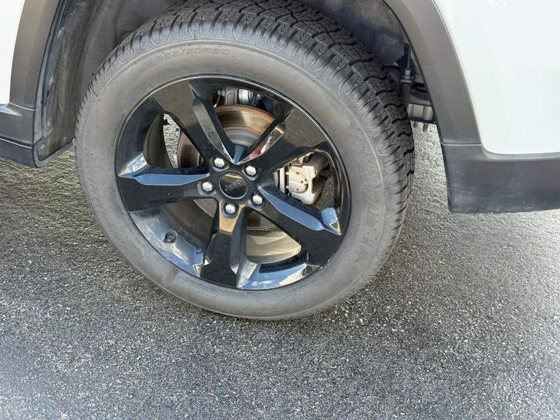 Jeep Grand Cherokee Vehicle Image 8