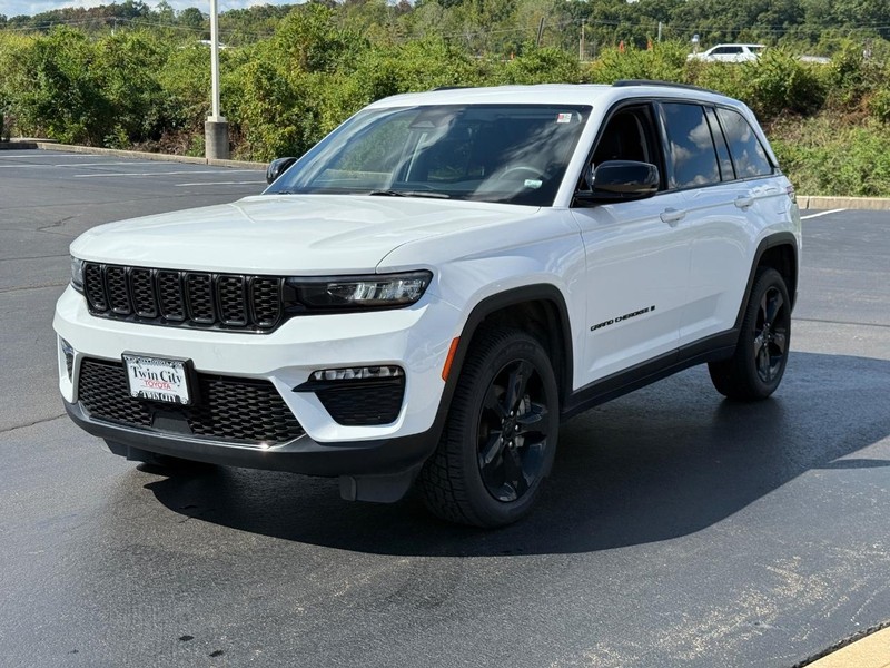Jeep Grand Cherokee Vehicle Image 9