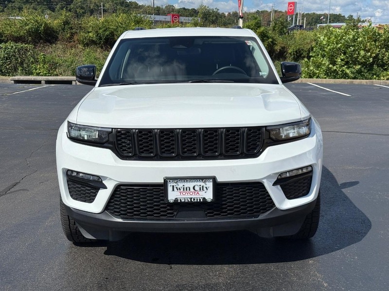 Jeep Grand Cherokee Vehicle Image 10