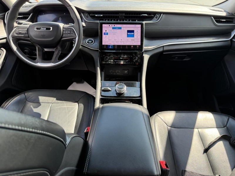 Jeep Grand Cherokee Vehicle Image 12