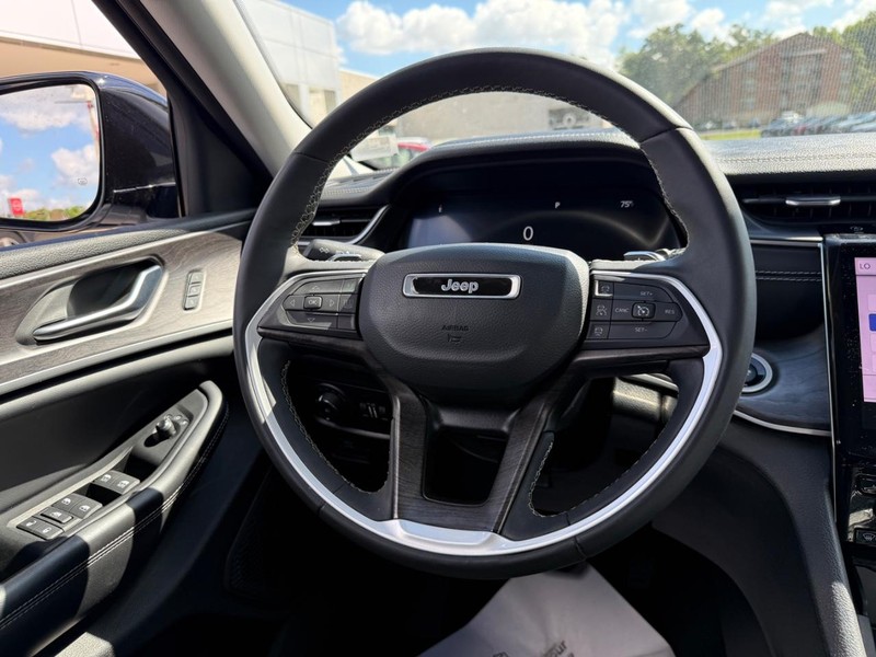 Jeep Grand Cherokee Vehicle Image 13