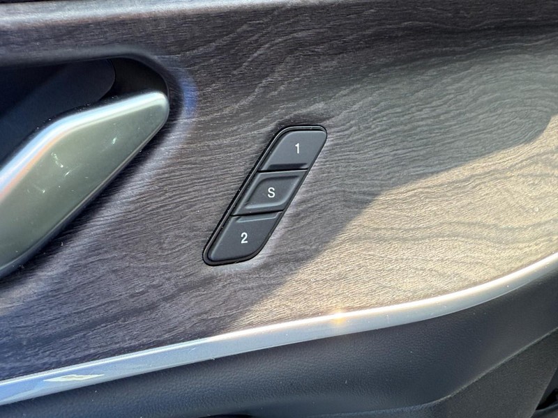 Jeep Grand Cherokee Vehicle Image 16
