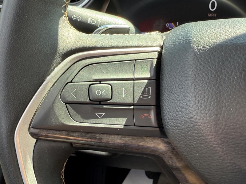 Jeep Grand Cherokee Vehicle Image 18