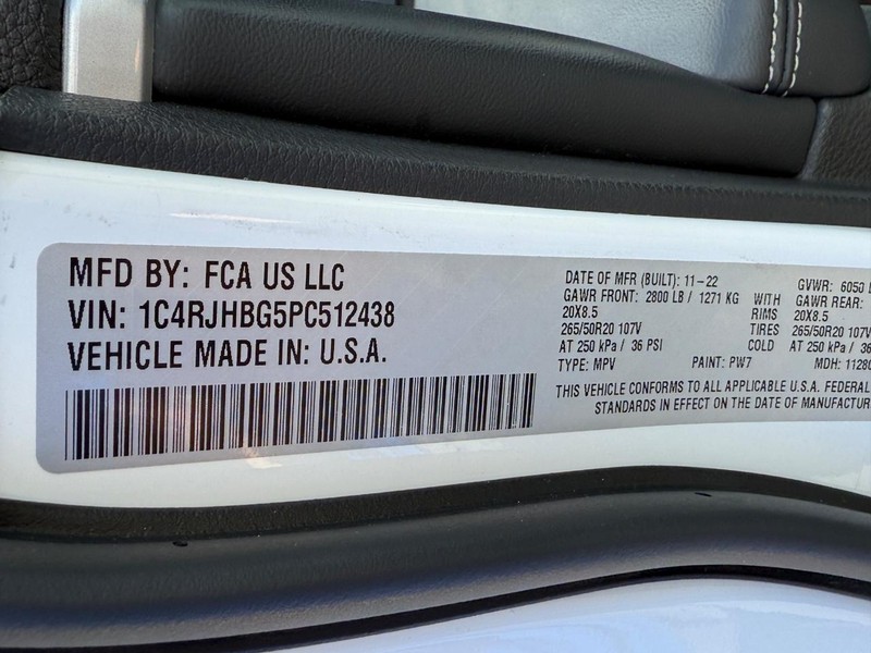 Jeep Grand Cherokee Vehicle Image 23