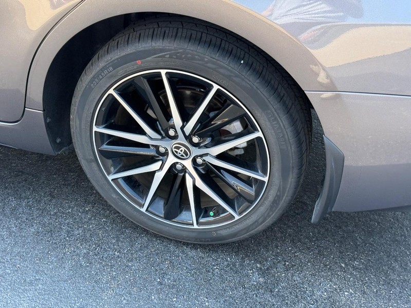 Toyota Camry Vehicle Image 8