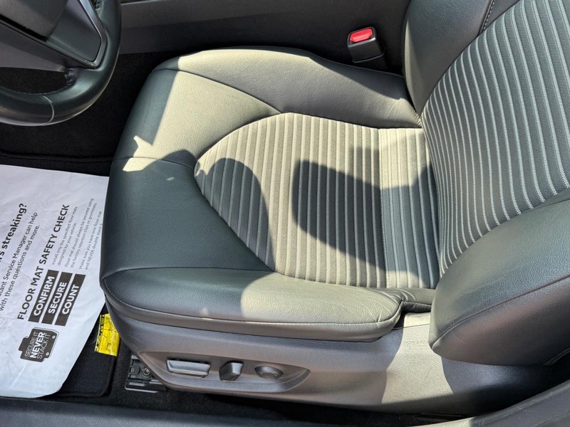 Toyota Camry Vehicle Image 16