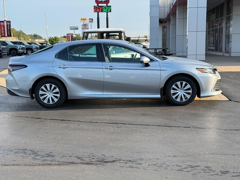 Toyota Camry Hybrid Vehicle Image 2