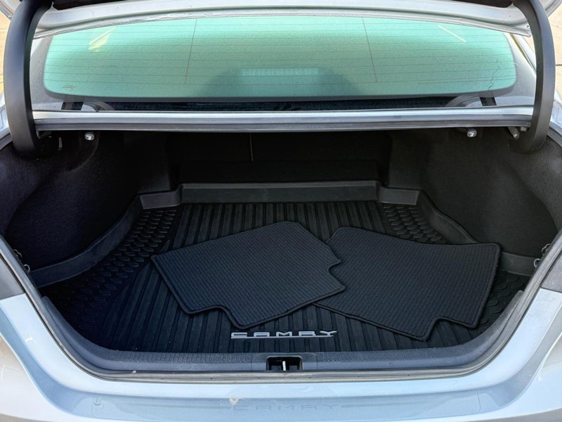 Toyota Camry Hybrid Vehicle Image 4