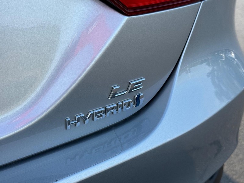 Toyota Camry Hybrid Vehicle Image 6