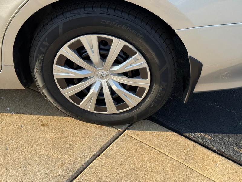 Toyota Camry Hybrid Vehicle Image 8