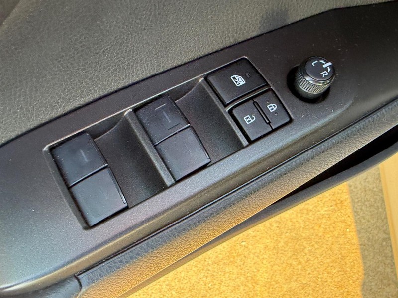 Toyota Camry Hybrid Vehicle Image 15