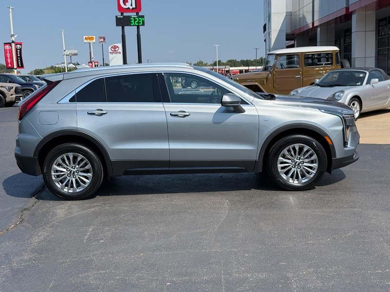 Cadillac XT4 Vehicle Image 2