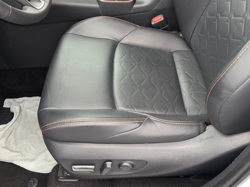 Toyota RAV4 Vehicle Image 16