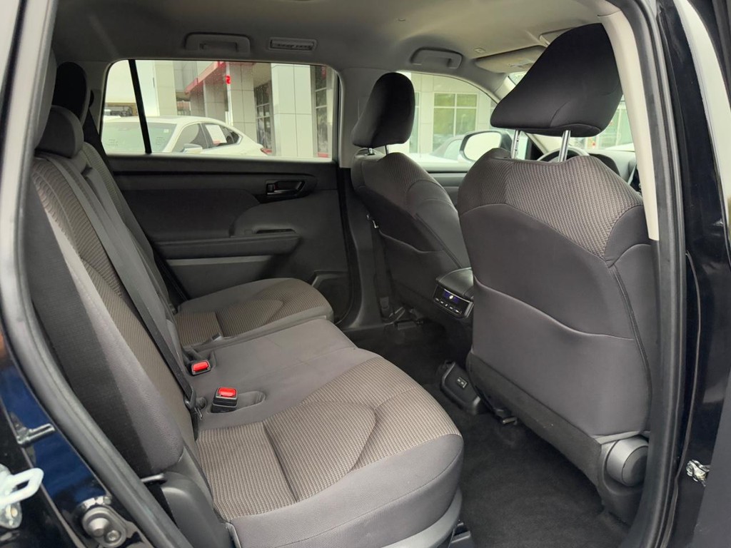 Toyota Highlander Vehicle Image 12