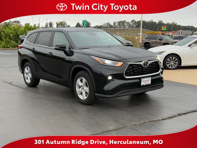 2023 Toyota Highlander LE's photo