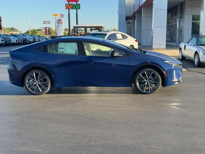 Toyota Prius Vehicle Image 2