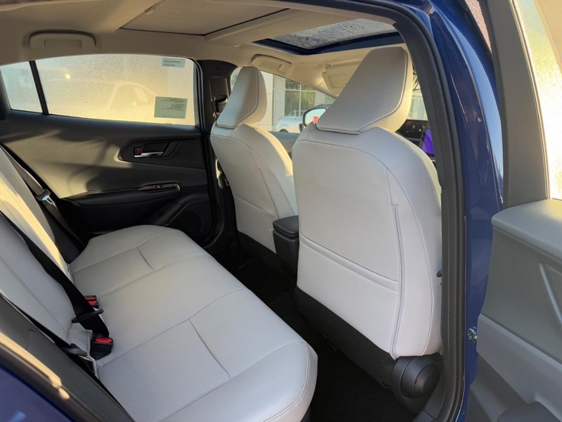Toyota Prius Vehicle Image 6
