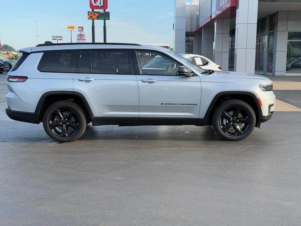 Jeep Grand Cherokee L Vehicle Image 2