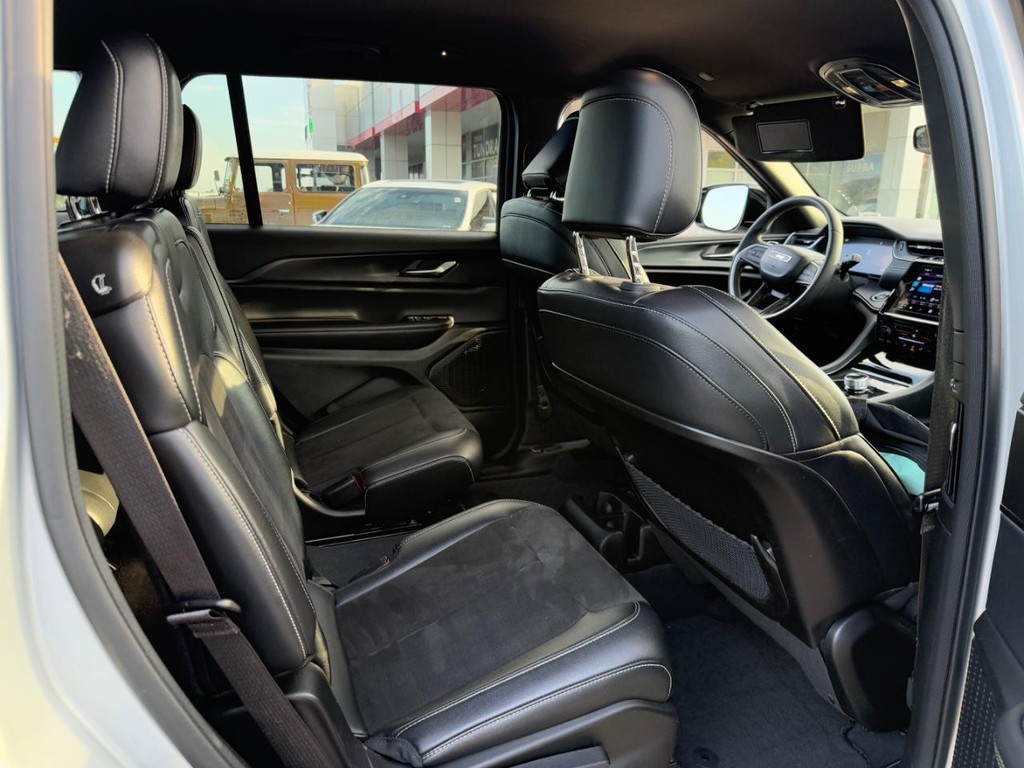 Jeep Grand Cherokee L Vehicle Image 11