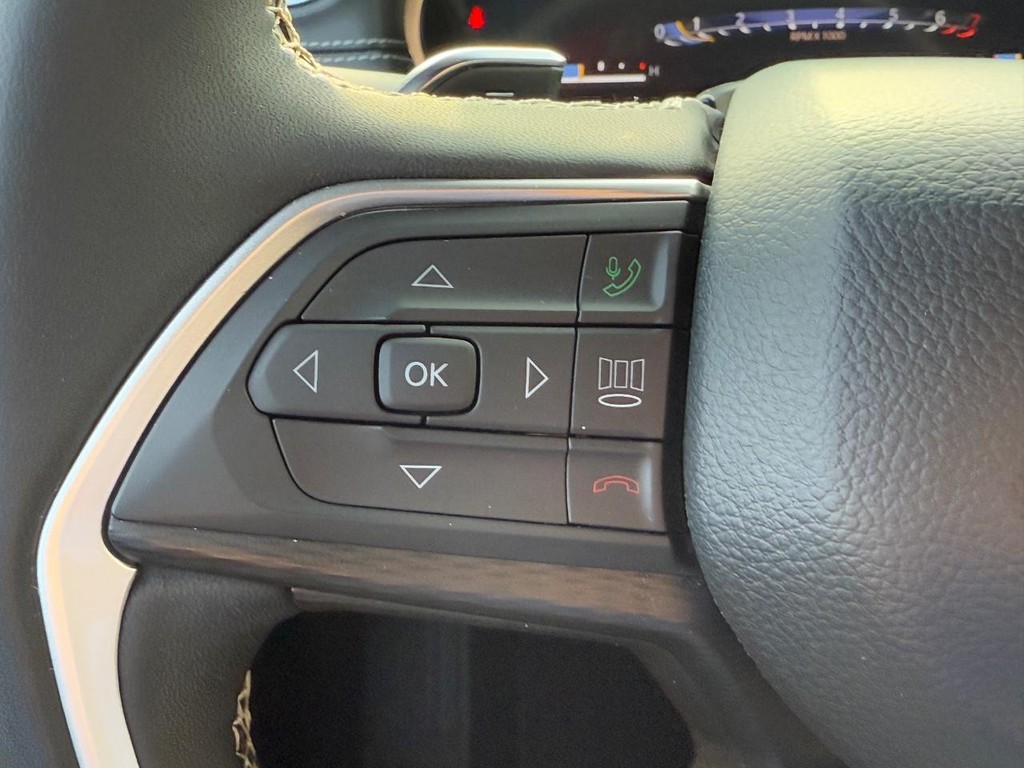 Jeep Grand Cherokee L Vehicle Image 17