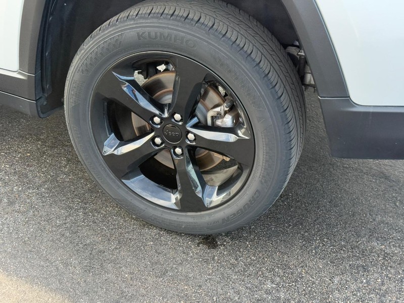 Jeep Grand Cherokee L Vehicle Image 7