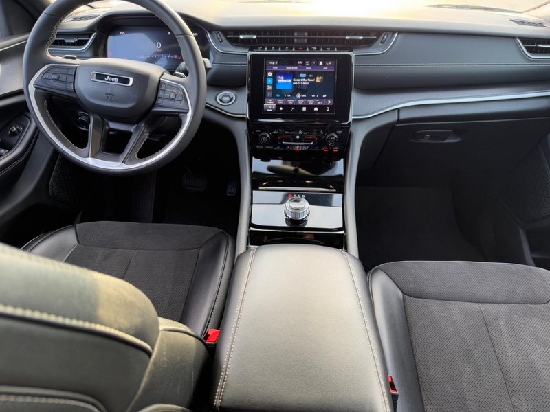 Jeep Grand Cherokee L Vehicle Image 12